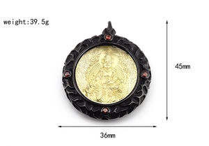 Detalle del colgante de deidad dorada con diseño calado negro y piedras de circón rojo