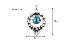 Détail macro du pendentif œil rétro en acier montrant 55mm de hauteur et 40mm de largeur