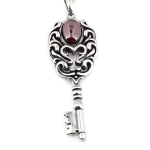 Pendentif clé vintage avec design couronne et grand éclat de pierre précieuse grenat