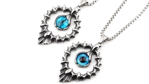 Détail du collier avec pendentif œil du diable tournesol en argent vintage et œil bleu
