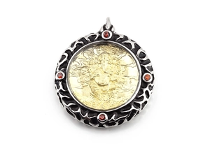 Detalle del colgante vintage de Ganesha con circonitas rojas y marco de plata vieja