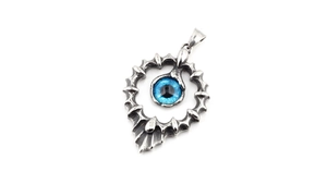 Détail du collier hip hop avec pendentif cœur à pointes et œil bleu en acier inox
