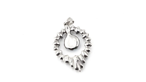 Détail macro du pendentif fleur de soleil argenté avec cœur en goutte et bords dentelés