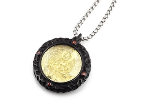 Detalle del colgante budista con relieve dorado y piedras de circón rojo en estilo vintage
