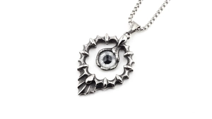 Vue macro détaillée du pendentif tournesol Œil de Dieu en acier inoxydable poli de luxe