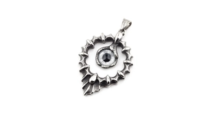 Vue détaillée du pendentif œil de tournesol gothique en acier inoxydable vieilli