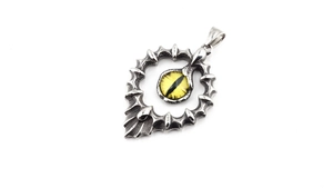 Vue détaillée du pendentif cœur punk argenté avec œil jaune réaliste et épines