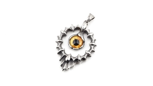 Vue détaillée du pendentif gothique en forme d'œil de tournesol et métal argenté vieilli