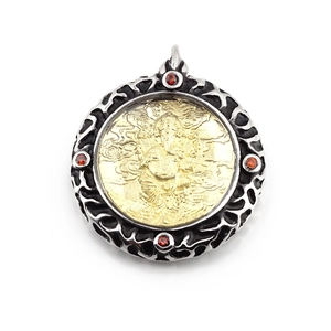 Colgante religioso Ganesha redondo en plata vintage y baño de oro con piedras rojas