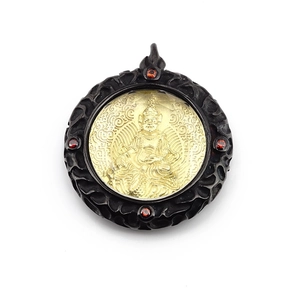 Colgante de Buda vintage en relieve dorado con marco negro y cuatro piedras de circón rojo