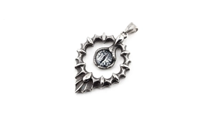 Vue détaillée du pendentif tournesol gothique avec incrustation d'œil de dragon bleu