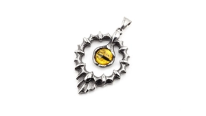Vue détaillée du pendentif cœur gothique avec œil de dragon jaune et métal vieilli