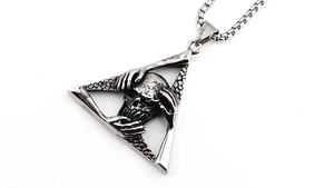 Vue détaillée du pendentif triangle tête de mort punk avec finition argentée vintage