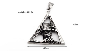 Détail du pendentif tête de mort en acier 44mm x 45mm avec mesure de poids de 22,3g