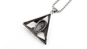 Vue détaillée du pendentif crâne triangulaire gothique sur chaîne en acier inoxydable