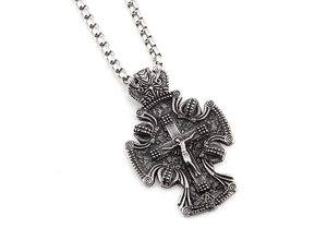 Détail macro du pendentif croix en argent vintage avec relief Jésus et chaîne box