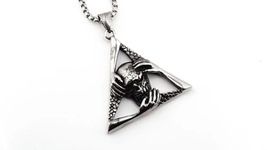 Vue détaillée du pendentif crâne punk vintage avec cadre triangulaire et chaîne