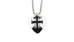 Detailansicht eines Schildanhängers mit schwarzem Kreuz an einer Box-Kette aus Edelstahl