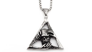 Détail macro du pendentif crâne gothique avec finition argentée vieillie et cadre main