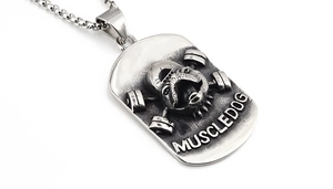 Dettaglio del ciondolo bulldog 3D e manubrio con incisione Muscledog su collana d'acciaio