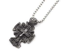 Détail du pendentif croix en argent vintage avec couronne et chaîne box