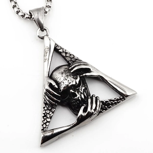 Pendentif triangle tête de mort style punk gothique en argent vieilli avec chaîne maille