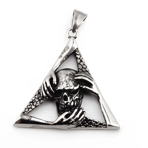 Pendentif crâne gothique dans un triangle avec mains d'os, collier punk en acier inox