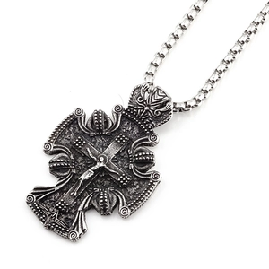 Collier pendentif croix crucifix vintage en argent oxydé pour homme avec détails de Jésus
