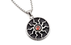 Gros plan du pendentif dieu du soleil vintage avec gemme rouge et chaîne argent