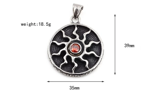 Détail du pendentif dieu du soleil vintage en acier titane avec pierre rouge et 35 mm