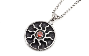 Détail du pendentif soleil rétro en acier titane avec pierre rouge sur chaîne à mailles