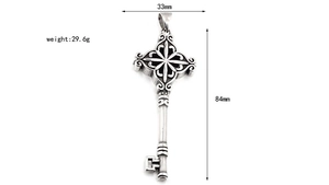 Vue détaillée du pendentif clé gothique vintage montrant les dimensions 33 mm par 84 mm de haut
