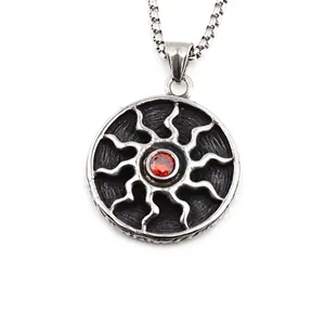 Collier Pendentif Dieu du Soleil en Acier Titane Vintage Pour Hommes Femmes Avec Zircon Rouge Finition Antique Bijoux Punk Gothique