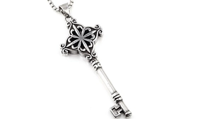 Détail du pendentif clé argenté vintage avec motif floral gothique et chaîne en maille box