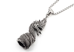 Détail du pendentif dragon argenté vintage avec écailles ciselées et chaîne carrée