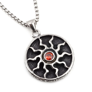 Collier vintage en acier titane avec pendentif soleil et pierre précieuse rouge
