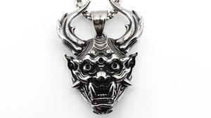 Détail macro du pendentif crâne de démon prajna punk rétro en acier argenté vieilli