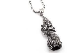 Vue détaillée du pendentif dragon vintage avec écailles oxydées et chaîne vénitienne