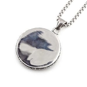 Pendentif dieu du soleil en acier titane rétro avec dos poli et chaîne à mailles carrées