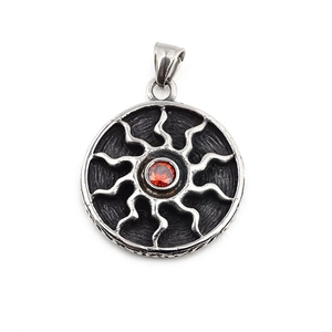 Collier vintage dieu du soleil en acier titane avec pendentif zircon rouge sur blanc