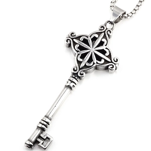 Collier pendentif clé argent vintage avec motif croix en relief sur chaîne perle