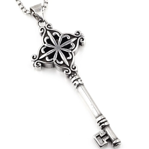 Collier clé argenté vintage avec motif en relief d'étoile croisée et gravure sur acier