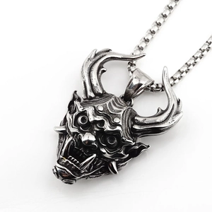 Pendentif masque Hannya vintage en acier inoxydable avec finition noire sur chaîne carrée