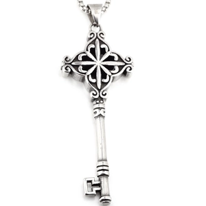 Collier avec pendentif clé rétro de style gothique en acier inoxydable argenté