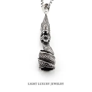 Collier avec pendentif dragon en acier titane vintage et détails de motifs écailles