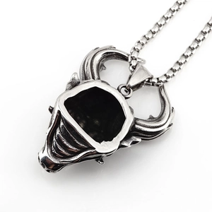 Pendentif tête de taureau en acier inoxydable vintage avec finition argentée et chaîne box