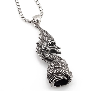Pendentif dragon argenté vintage avec écailles détaillées et chaîne maille vénitienne