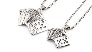 Detail von Royal Flush Poker Anhängern in zwei Größen mit Vintage-Stahl-Boxkette