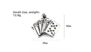 Makro-Detail des Royal Flush Poker-Anhängers aus Edelstahl im Vintage-Stil