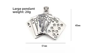 Makroaufnahme des Royal Flush Pokeranhängers mit den Maßen 51mm x 40mm in Groß